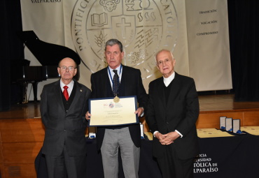 Tres académicos de la Facultad de Filosofía y Educación recibieron la distinción Fides et Labor al mérito académico