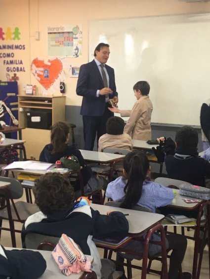 Profesor Jaime Vera imparte charla para estudiantes de enseñanza básica