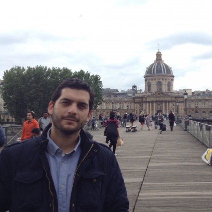 Profesor Gonzalo Severin realiza estadía de investigación en París