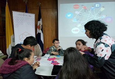 Estudiantes de los Clubes de Emprendimiento Escolar PUCV participaron en talleres vinculados al fortalecimiento y apoyo de sus proyectos