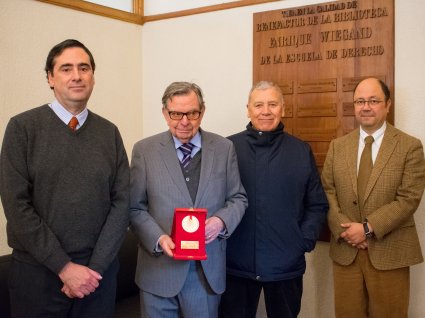 Facultad y Escuela homenajean a ex alumno Alfredo Mateluna como benefactor de la Biblioteca