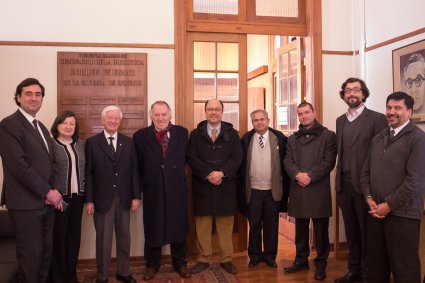 Facultad y Escuela homenajean a profesor Jorge Precht como benefactor de la Biblioteca