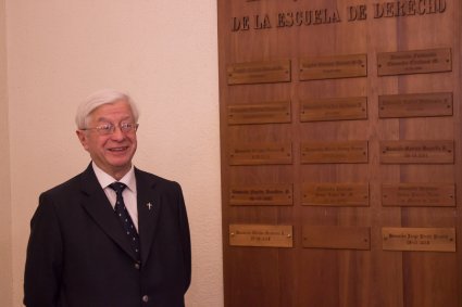 Facultad y Escuela homenajean a profesor Jorge Precht como benefactor de la Biblioteca