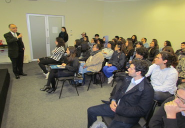 Facultad de Filosofía y Educación realizó II Seminario sobre Poesía Chilena