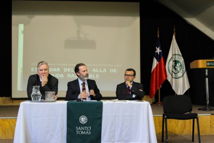 Profesor Guillermo Oliver imparte conferencia en Puerto Montt