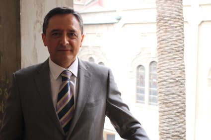 Lionel González es el nuevo doctor en Derecho PUCV