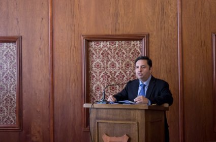 Ramón García es el nuevo doctor en Derecho PUCV