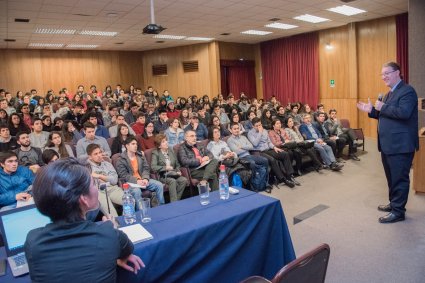 Escuela de Comercio PUCV recibió la visita del Phd. Edgard Cornacchione