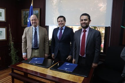 Derecho PUCV suscribe convenio de colaboración con Primer Tribunal Ambiental de Antofagasta