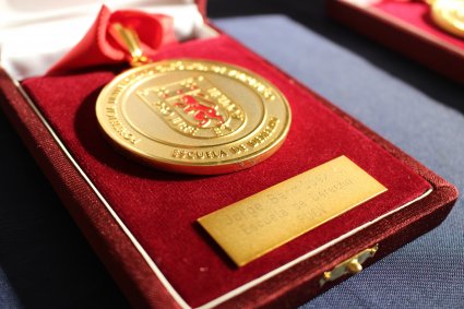 Escuela de Derecho hace entrega de medallas a su claustro académico