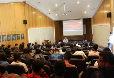Harold Mayne-Nicholls expone principales desafíos del fútbol chileno a estudiantes de la PUCV