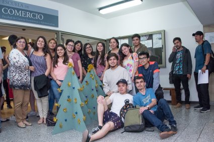 Estudiantes de la Escuela de Comercio PUCV organizaron Actividad Navideña con vecinos del Mercado Cardonal y Pasaje Talcahuano