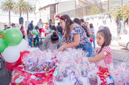 Estudiantes de la Escuela de Comercio PUCV organizaron Actividad Navideña con vecinos del Mercado Cardonal y Pasaje Talcahuano
