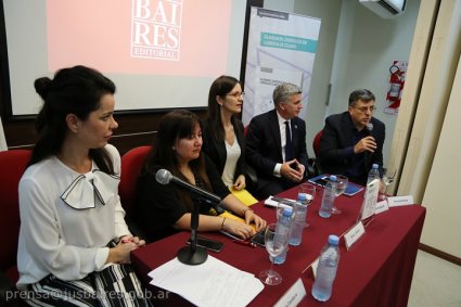 Profesora Claudia Poblete participa en lanzamiento de Glosario de Lenguaje Claro en Argentina