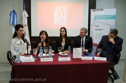 Profesora Claudia Poblete participa en lanzamiento de Glosario de Lenguaje Claro en Argentina