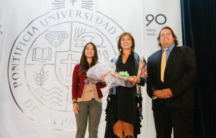 Janet Awad inauguró año académico de la Escuela de Negocios y Economía