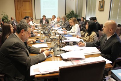 Profesora Verónica Munilla expone ante Comisión de Trabajo y Previsión Social del Senado