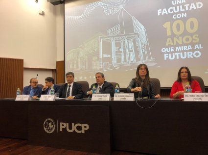 Profesor Raúl Núñez expone en seminario internacional en Perú