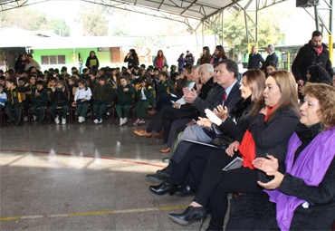 PUCV presenta Material Pedagógico Fondo Margot Loyola en Liceo Eduardo Frei Montalva de Ñuñoa