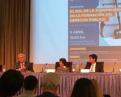 Profesor Eduardo Cordero participa en seminario sobre jurisprudencia en el Derecho Público