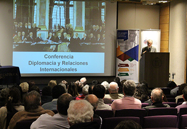 Joaquín Fermandois dio inicio al Ciclo de Conferencias “El mundo a 100 años del Tratados de Versalles”