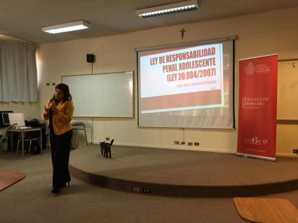 Profesora Fabiola Girão dicta charla en colegio de Valparaíso