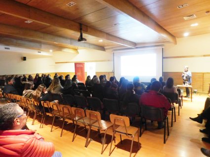 Profesora Laura Mayer imparte charla en colegio de Concón