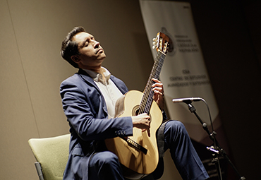 Esteban Espinoza brindó exitoso concierto de guitarra clásica en CEA PUCV