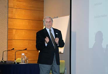 Profesor Emérito de la PUCV dictó destacada conferencia sobre Leonardo Da Vinci