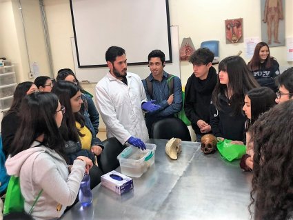 Estudiantes secundarios recorrieron el Instituto de Biología en Día Abierto PUCV