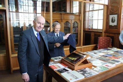 Profesor Emérito Eduardo Cavieres dona colección de libros de historia regional a la Universidad