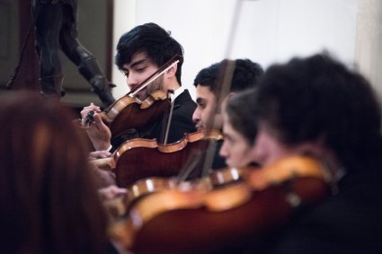 Estrenos clásicos y contemporáneos traerá el nuevo concierto que prepara la Orquesta de Cámara PUCV