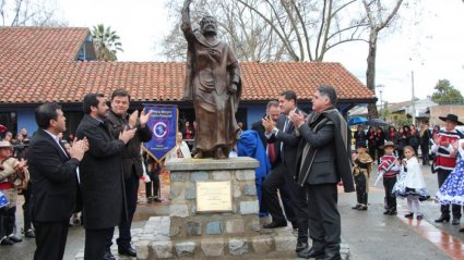 Inauguran estatua en homenaje a Margot Loyola en Linares