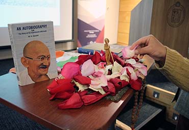 Clase magistral de Alan Meller conmemoró los 150 años del nacimiento de Mahatma Gandhi en CEA PUCV