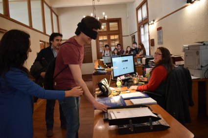 Estudiantes de Derecho experimentaron cómo es desplazarse por la Casa Central PUCV como una persona ciega