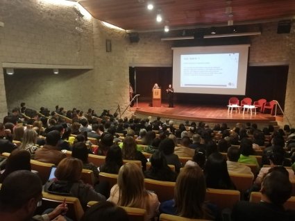 Profesora Claudia Poblete expone en seminario sobre lenguaje claro realizado en Colombia