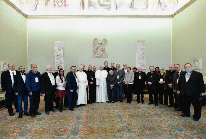 Profesor Carlos Salinas participa en congreso en Roma y sostiene audiencia con Papa Francisco