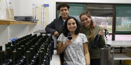 Ex alumnos de Agronomía elaboran vino con la primera cosecha proveniente de la Estación Experimental