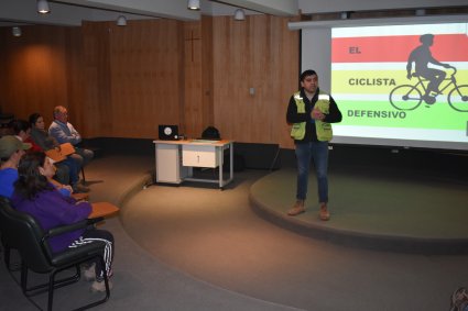 Comité Paritario de Higiene y Seguridad de la Escuela de Agronomía realiza charla sobre manejo defensivo de bicicletas
