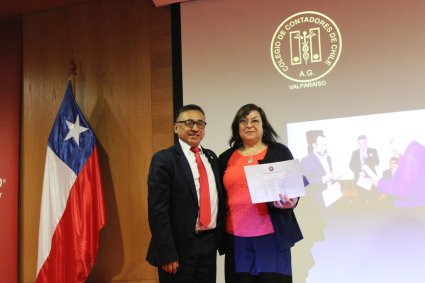 Dra. Berta Silva Palavecinos recibe reconocimiento del Consejo Regional de Valparaíso del Colegio de Contadores de Chile