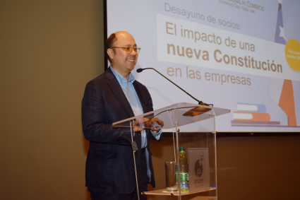 Profesor Manuel Núñez expuso sobre proceso constituyente ante socios de la CRCP
