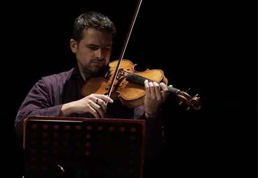 Ex-alumnos PUCV ofrecerán concierto de dúo de violín y viola en formato online