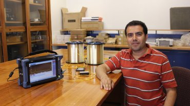 Investigador de la Escuela de Ingeniería Eléctrica investiga el futuro de las redes de fibras ópticas