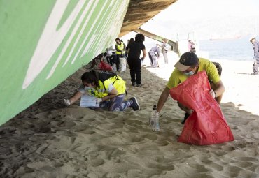 Limpieza de playa Caleta Portales recolecta más de 200 kilos de desechos