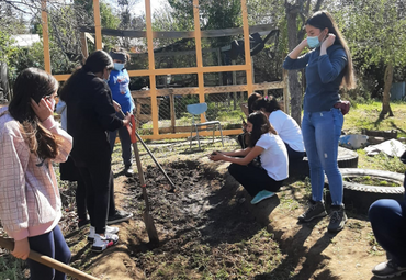 Manos en la Tierra: el proyecto ecológico que une a comunidades escolares y estudiantes PUCV