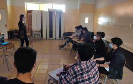 PUCV realizó talleres culturales para comunidad de colegio Rubén Castro