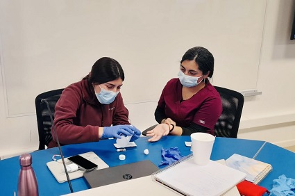 Estudiantes de Tecnología Médica se capacitan en toma rápida de test de VIH