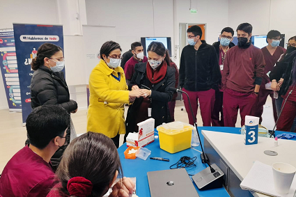 Estudiantes de Tecnología Médica se capacitan en toma rápida de test de VIH