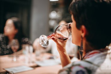 Biocatálisis: una vía para potenciar el aroma del vino sin alcohol