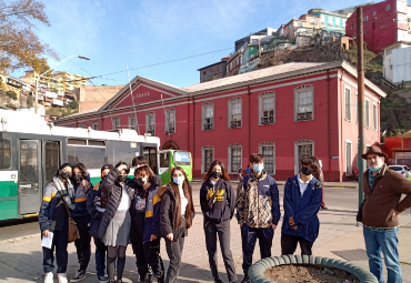 Estudiantes del Instituto de Historia PUCV participan en curso/taller sobre la Historia de Valparaíso y Viña del Mar para estudiantes de liceos técnicos